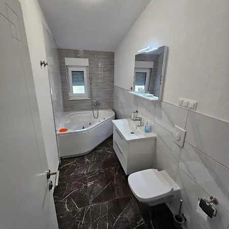 شقة Botic تروغير